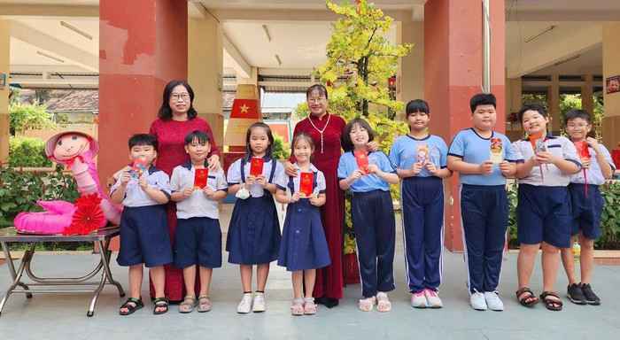 Học sinh Trường tiểu học Đặng Trần Côn vui mừng với món quà đầu năm của trường (ảnh: NTCC) gdvn_coThuyd.jpg