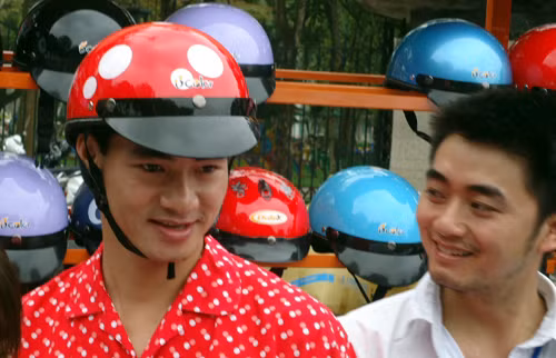 Áo đỏ, mũ đỏ - đó là Xuân Bắc! - một hình ảnh gần gũi, thú vị.