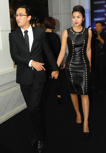 Vợ chồng Tăng Thanh Hà diện ton-sur-ton đen và luôn tay trong tay tình tứ.