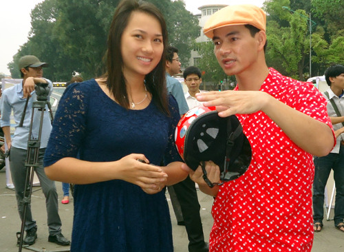 Xuân Bắc hướng dẫn cho một phụ nữ về phân biệt mũ bảo hiểm thật, giả. Xuân Bắc hướng dẫn cho một phụ nữ về phân biệt mũ bảo hiểm thật, giả.