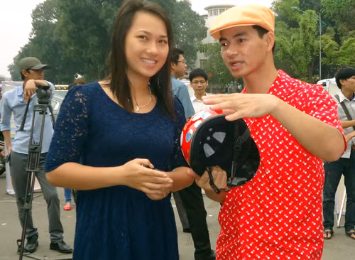 Xuân Bắc hướng dẫn cho một phụ nữ về phân biệt mũ bảo hiểm thật, giả.