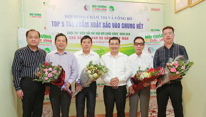 Ông Nguyễn Văn Toàn, Tổng biên tập Tạp chí Môi trường và Cuộc sống, Trưởng ban Tổ chức cuộc thi (giữa) tặng hoa Ban Giám khảo. Ông Nguyễn Văn Toàn, Tổng biên tập Tạp chí Môi trường và Cuộc sống, Trưởng ban Tổ chức cuộc thi (giữa) tặng hoa Ban Giám khảo.