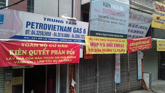 Nhiều hộ dân tại Ô Chợ Dừa phản đối lấy đất của dân làm công trình khác ngoài đường giao thông. Ảnh: VnEconomy.vn Nhiều hộ dân tại Ô Chợ Dừa phản đối lấy đất của dân làm công trình khác ngoài đường giao thông. Ảnh: VnEconomy.vn
