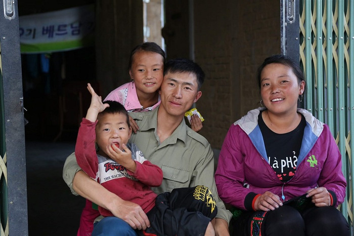 Má A Tông và gia đình Má A Tông và gia đình