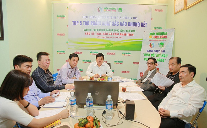 Ban Giám khảo chấm các tác phẩm dự thi tại vòng chung kết cuộc thi “Biến đổi khí hậu với cuộc sống” Ban Giám khảo chấm các tác phẩm dự thi tại vòng chung kết cuộc thi “Biến đổi khí hậu với cuộc sống”