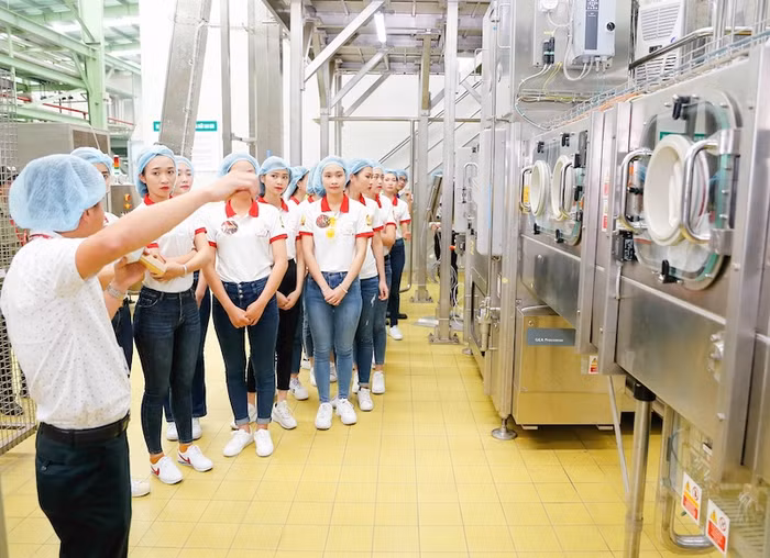 Buồng chiết vô trùng Aseptic tại nhà máy của Tân Hiệp Phát. Buồng chiết vô trùng Aseptic tại nhà máy của Tân Hiệp Phát.