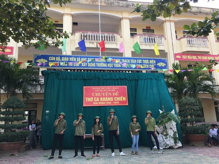 Một buổi ngoại khóa cho học sinh về thơ ca kháng chiến tại Trường Trung học phổ thông Phúc Trạch, Hương Khê, Hà Tĩnh Một buổi ngoại khóa cho học sinh về thơ ca kháng chiến tại Trường Trung học phổ thông Phúc Trạch, Hương Khê, Hà Tĩnh