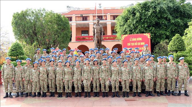 Tập thể Bệnh viện dã chiến cấp 2 số 1 dâng hương Chủ tịch Hồ Chí Minh tại Bến Nhà Rồng trước ngày lên đường nhận nhiệm vụ. Ảnh: Xuân Thu/TTXVN