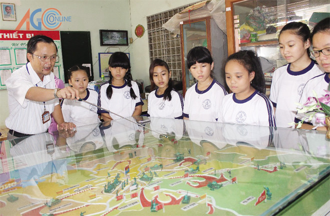 Một tiết dạy lịch sử trên sa bàn của thầy và trò tỉnh An Giang. Ảnh trên VOV Một tiết dạy lịch sử trên sa bàn của thầy và trò tỉnh An Giang. Ảnh trên VOV