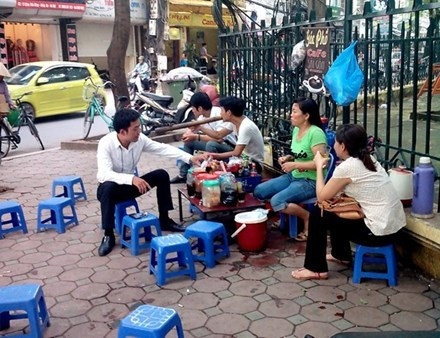 Đề xuất đánh thuế những người bán trà đá đang gây ra nhiều tranh cãi. Ảnh: Tùng Dương Đề xuất đánh thuế những người bán trà đá đang gây ra nhiều tranh cãi. Ảnh: Tùng Dương