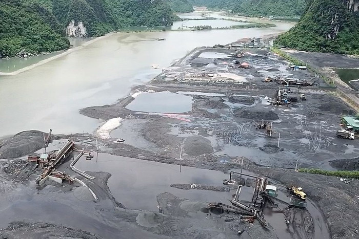 Các cảng, bến bãi trái phép mọc tràn lan tại khu vực Km6 (phường Quang Hanh, Thành phố Cẩm Phả, tỉnh Quảng Ninh). Ảnh Báo Điện tử Lao động Các cảng, bến bãi trái phép mọc tràn lan tại khu vực Km6 (phường Quang Hanh, Thành phố Cẩm Phả, tỉnh Quảng Ninh). Ảnh Báo Điện tử Lao động