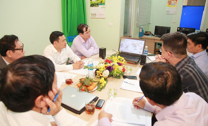 Ban Giám khảo chấm các tác phẩm dự thi tại vòng chung kết cuộc thi “Biến đổi khí hậu với cuộc sống” Ban Giám khảo chấm các tác phẩm dự thi tại vòng chung kết cuộc thi “Biến đổi khí hậu với cuộc sống”