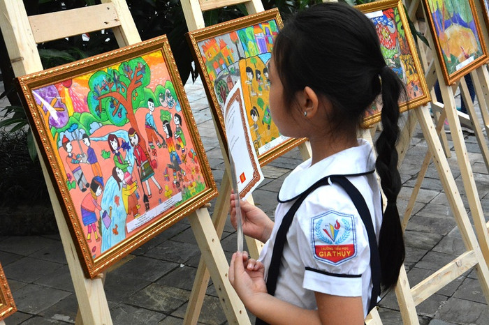 Tất cả tác phẩm đoạt giải đều được đưa ra trưng bày tại buổi lễ trao thưởng.