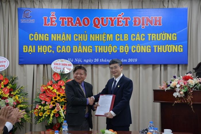 Phó giáo sư, Tiến sĩ Trần Xuân Nhĩ – Phó Chủ tịch Hiệp hội các trường Đại học, Cao đẳng Việt Nam trao Quyết định công nhận chủ nhiệm Câu lạc bộ các trường Đại học, Cao đẳng thuộc Bộ Công Thương cho – Hiệu trưởng trường Đại học Điện lực. Phó giáo sư, Tiến sĩ Trần Xuân Nhĩ – Phó Chủ tịch Hiệp hội các trường Đại học, Cao đẳng Việt Nam trao Quyết định công nhận chủ nhiệm Câu lạc bộ các trường Đại học, Cao đẳng thuộc Bộ Công Thương cho – Hiệu trưởng trường Đại học Điện lực.