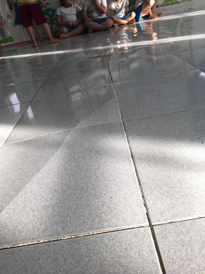 Gạch nền tại Trường Mầm non Phú Mỹ (thị xã Phú Mỹ, tỉnh Bà Rịa - Vũng Tàu) bị nứt. Ảnh: Tác giả cung cấp Gạch nền tại Trường Mầm non Phú Mỹ (thị xã Phú Mỹ, tỉnh Bà Rịa - Vũng Tàu) bị nứt. Ảnh: Tác giả cung cấp