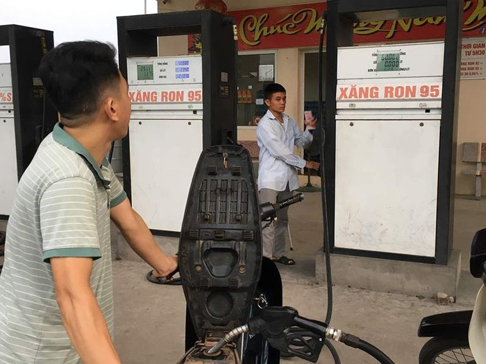 Giá xăng giảm sâu kể từ 15h ngày 6/12. Ảnh: Vũ Phương. Giá xăng giảm sâu kể từ 15h ngày 6/12. Ảnh: Vũ Phương.
