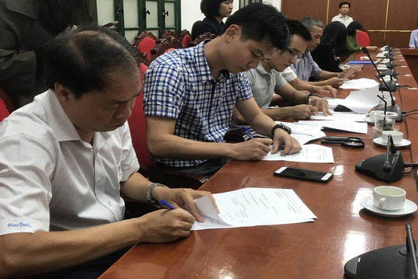 Ký biên bản sau khi kết thúc buổi mở gói thầu tài chính. Ký biên bản sau khi kết thúc buổi mở gói thầu tài chính.