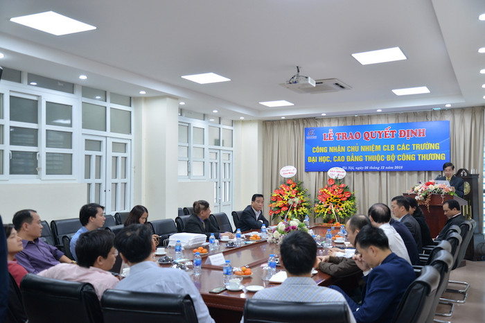 Quang cảnh buổi lễ trao quyết định công nhận chủ nhiệm Câu lạc bộ các trường đại học, cao đẳng thuộc Bộ Công Thương Quang cảnh buổi lễ trao quyết định công nhận chủ nhiệm Câu lạc bộ các trường đại học, cao đẳng thuộc Bộ Công Thương