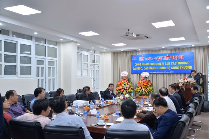 Quang cảnh buổi lễ trao quyết định công nhận chủ nhiệm Câu lạc bộ các trường đại học, cao đẳng thuộc Bộ Công Thương