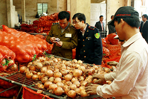 Lực lượng chức năng kiểm tra an toàn thực phẩm. Lực lượng chức năng kiểm tra an toàn thực phẩm.