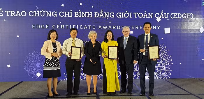 Ông Huỳnh Bửu Quang, Tổng Giám đốc Maritime Bank nhận chứng nhận EDGE tại buổi lễ Ông Huỳnh Bửu Quang, Tổng Giám đốc Maritime Bank nhận chứng nhận EDGE tại buổi lễ