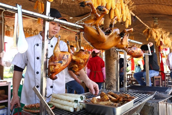 Những gian hàng mái lá che nắng che mưa, che cả những phận đời long đong. Những gian hàng mái lá che nắng che mưa, che cả những phận đời long đong.
