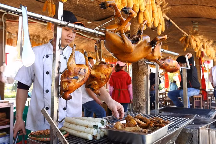 Những gian hàng mái lá che nắng che mưa, che cả những phận đời long đong.