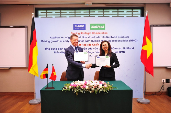 Đại diện công ty NutiFood ký kết với đại diện của Tập đoàn BASF Khu vực Đông Nam Á Đại diện công ty NutiFood ký kết với đại diện của Tập đoàn BASF Khu vực Đông Nam Á