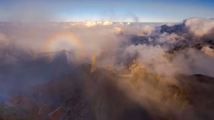 Cũng trong dịp này, nếu may mắn du khách còn có cơ hội tận mắt chiêm ngưỡng cảnh tượng phát quang, một hiện tượng tâm linh linh thiêng thường xuất hiện trên đỉnh thiêng Fansipan.