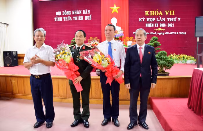 Ông Phan Thiên Định (áo trắng, giữa) nhận hoa chúc mừng của các lãnh đạo tỉnh Thừa Thiên Huế. Ảnh: VGP Ông Phan Thiên Định (áo trắng, giữa) nhận hoa chúc mừng của các lãnh đạo tỉnh Thừa Thiên Huế. Ảnh: VGP