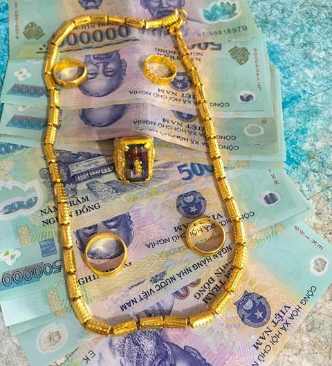 Số tiền và vàng được thầy Cường nhặt được và trả lại cho khổ chủ sự thật là câu chuyện "chém gió" không có thật của thầy Cường. Ảnh: Infonet.vn Số tiền và vàng được thầy Cường nhặt được và trả lại cho khổ chủ sự thật là câu chuyện "chém gió" không có thật của thầy Cường. Ảnh: Infonet.vn