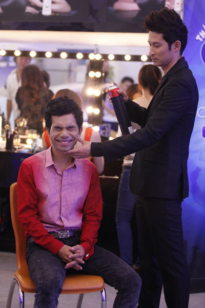 Huy Khánh cũng tự tay tạo kiểu tóc cho Ya Suy. Xuất thân là diễn viên kịch nói, nên việc trang điểm, làm tóc là điều quá quen thuộc với chàng diễn viên điển trai này.