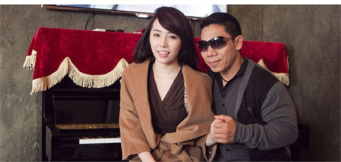 Họ cùng nắm tay và nhìn nhau đắm đuối. Họ cùng nắm tay và nhìn nhau đắm đuối.