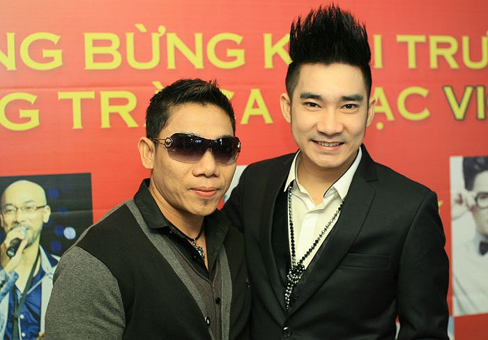 Phạm Văn Mách chụp hình chung ca sĩ Quang Hà. Phạm Văn Mách chụp hình chung ca sĩ Quang Hà.