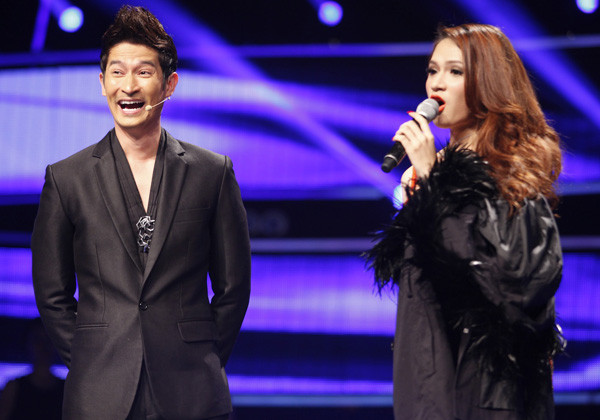 Tuy nhiên, câu trả lời của Hương Giang còn làm mọi người cười nhiều hơn. Huy Khánh hỏi 'Tại sao đi Taxi mà lại phải quăng cả áo khoác như thế?', Hương Giang hóm hỉnh: 'Em ở Hà Nội vào nên không có phương tiện đi lại, đi đâu cũng phải đi taxi. Mà em thấy cứ lần nào ăn mặc thoáng mát một chút thì dễ bắt taxi hơn'.