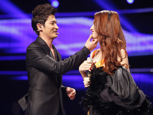 Sau phần trình diễn 'Taxi', Hương Giang có 30 giây giao lưu với MC. Trước khi cô trả lời, Huy Khánh còn xin phép 'xóa vết son' cho Hương Giang. Hành động này khiến khán giả và giám khảo cười ngất.