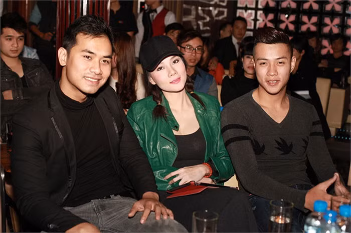 Dương Yến Ngọc bên bạn bè.