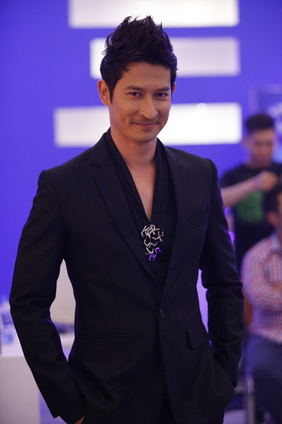 Khi trang phục chỉnh tề, trông Huy Khánh rất lịch lãm.