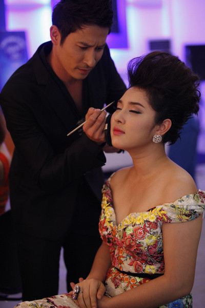 Trước đó, Huy Khánh còn tự tay kẻ lông mày cho Bảo Trâm...