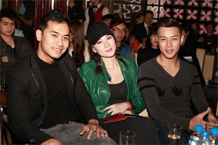 Dương Yến Ngọc bên bạn bè. Dương Yến Ngọc bên bạn bè.