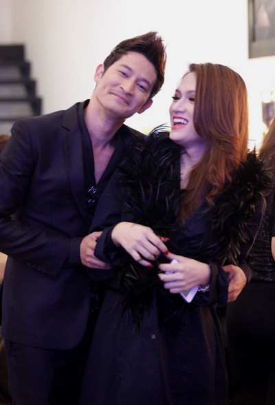 Khi cả hai đã trang phục chỉnh tề, Huy Khánh 'ép' Hương Giang chụp ảnh lưu niệm.