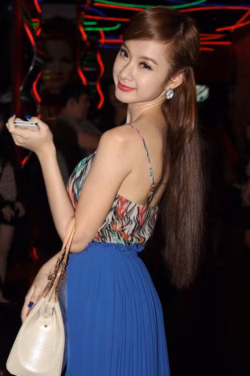 Vẻ yêu kiều của nữ diễn viên.