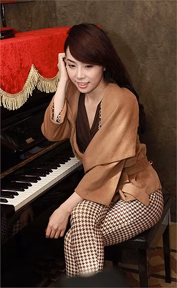 Quỳnh Nga trầm tư