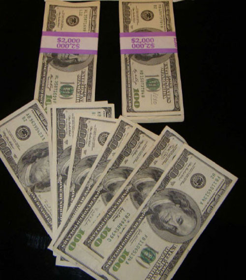 Số tiền gần 9.000 đô tiền mặt của Hoa hậu bị phát hiện cùng với cân sa