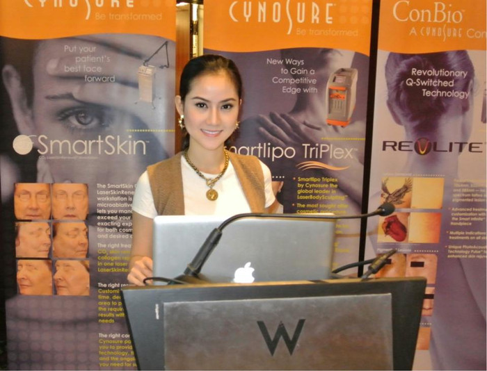 Gia đình cô sở hữu một thẩm mỹ viện lớn