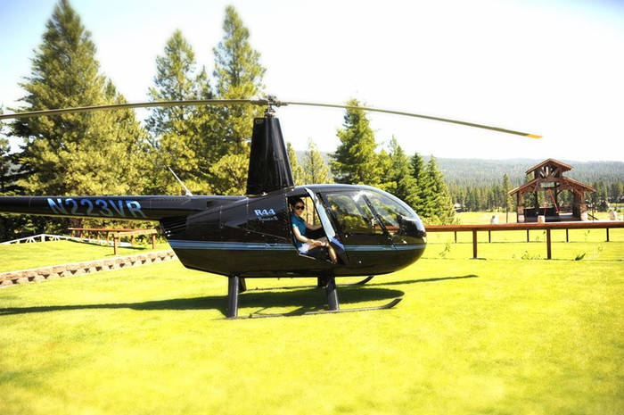 Tạo dáng bên phi cơ