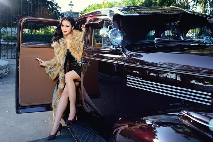 Tạo dáng với xế khủng và những bộ đồ đắt tiền