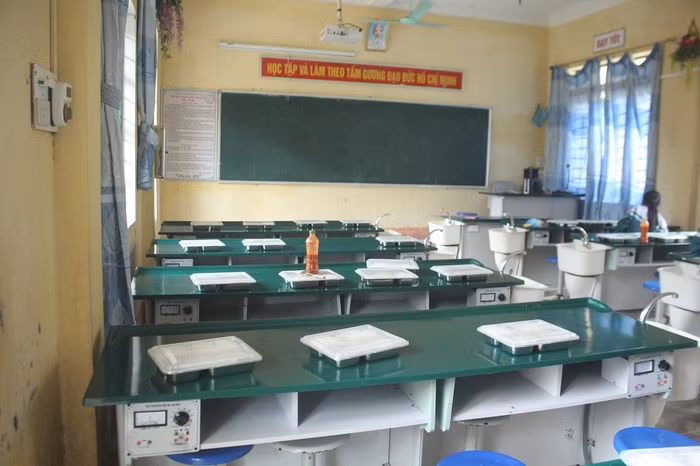 Thực đơn được cải thiện qua từng ngày, luôn đảm bảo ít nhất có 2 món mặn, canh, rau sạch, đảm bảo dinh dưỡng cho học sinh (Ảnh:Đức Minh)