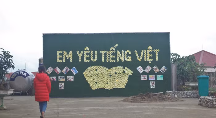 Việc giáo dục tình yêu quê hương, đất nước và giữ gìn truyền thống dân tộc là một nội dung quan trọng của các trường bán trú vùng cao (Ảnh:V.N)