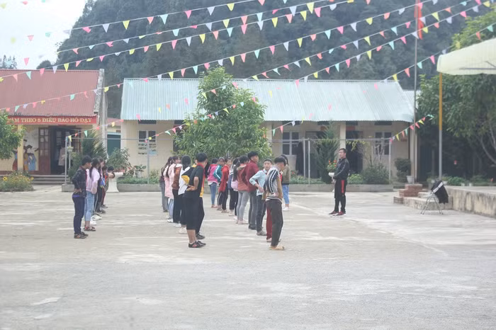 Học sinh trường cấp 2 Tả Ngài Chồ trong một tiết thể chất (Ảnh:V.N)